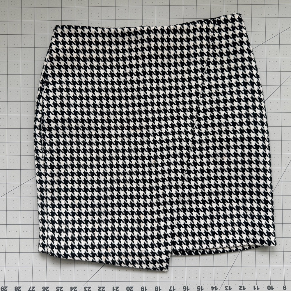Stylish Black and White Houndstooth Skirt